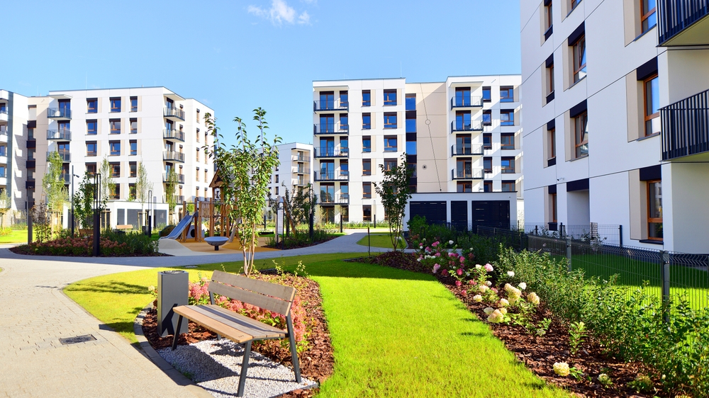 grădină din fata blocului complex rezidențial