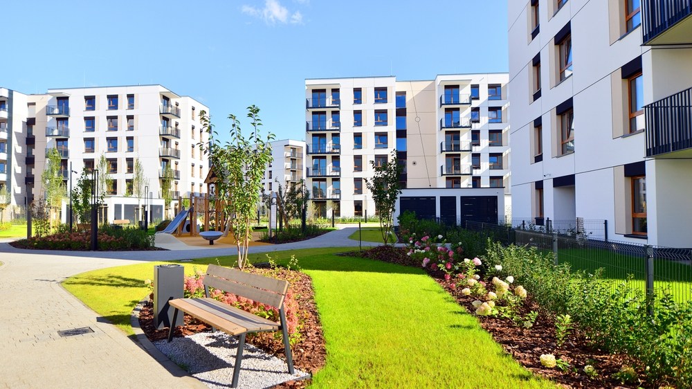 grădină din fata blocului complex rezidențial