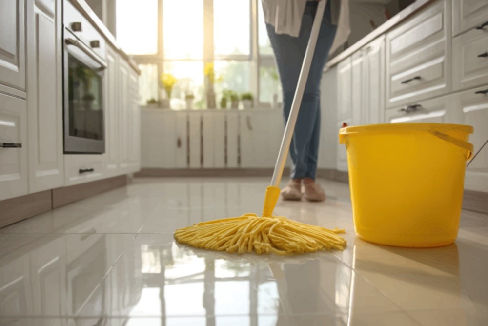 gresie lucioasa spălată cu mop de femeie