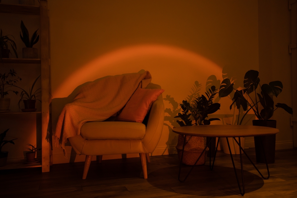 lampa cu lumină naturală care simulează un efect de apus pe perete