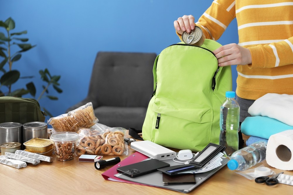 kit supraviețuire ghiozdan cu alimente si ustensile 
