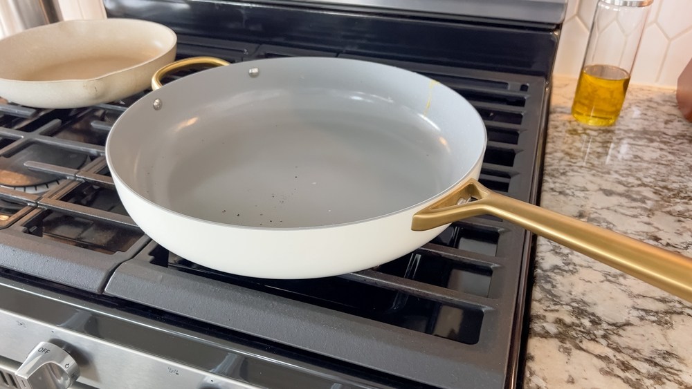 tigaie ceramica alba pe aragaz