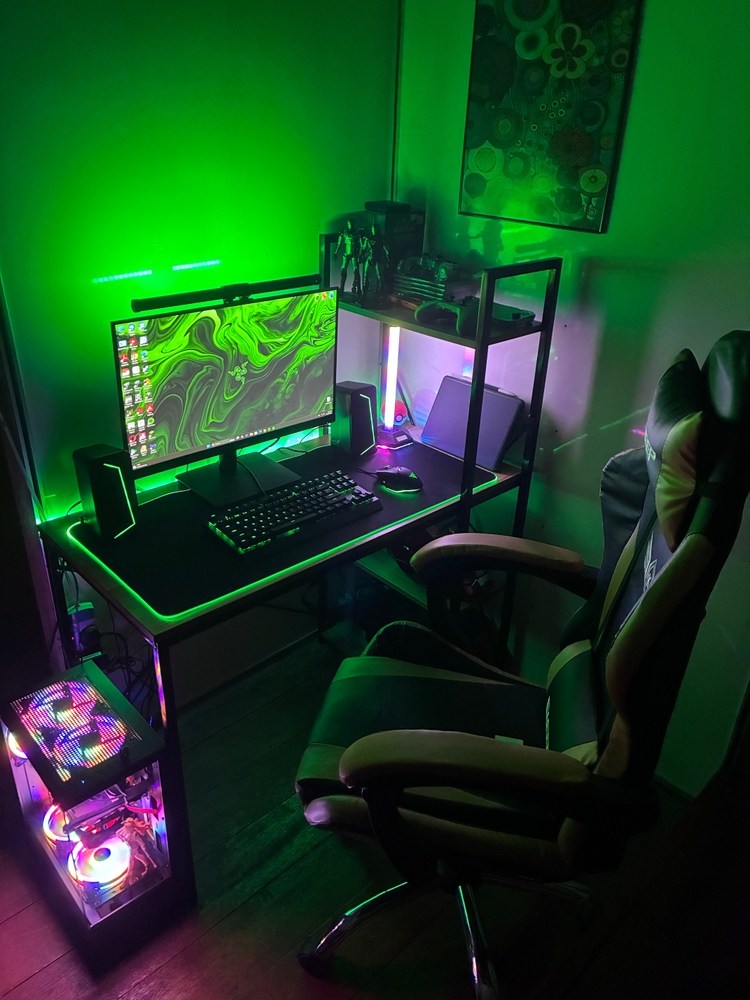 scaun gaming black friday setup de jucat pe calculator intr-o camera cu lumini verzi