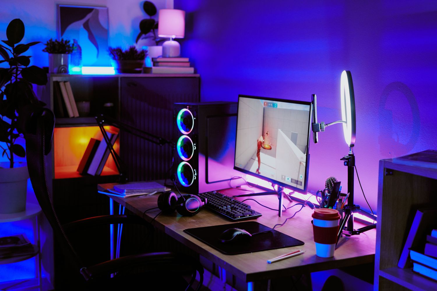 accesorii gaming black friday 2026 setup de jucat pe calculator intr-un living cu lumini albastru si violet