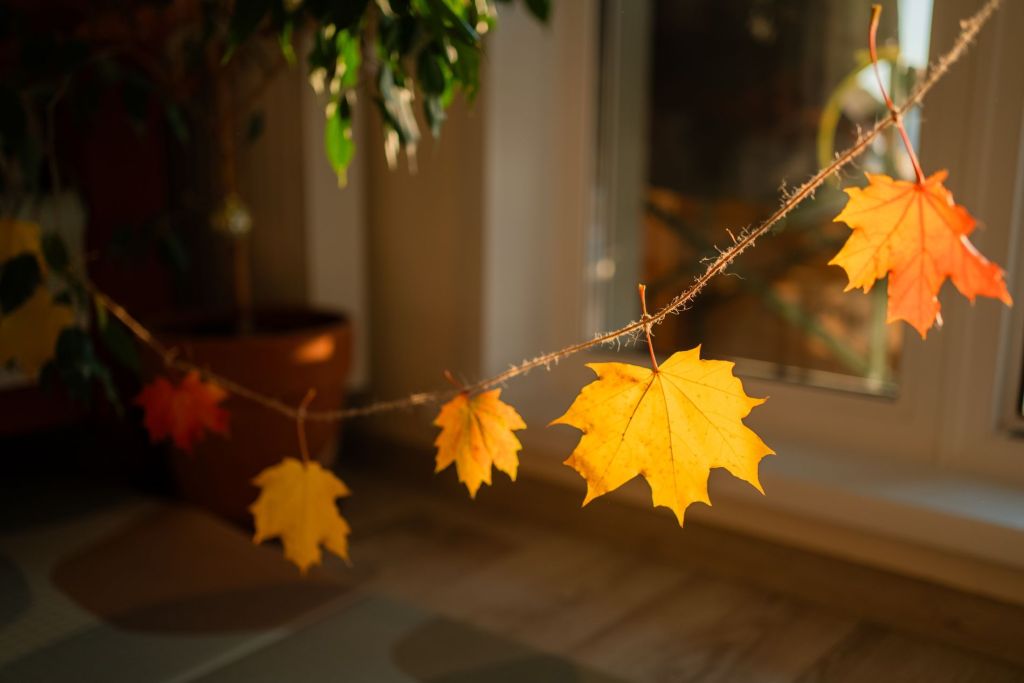 decor de halloween din materiale naturale ghirlanda din frunze uscate diy agata in casa